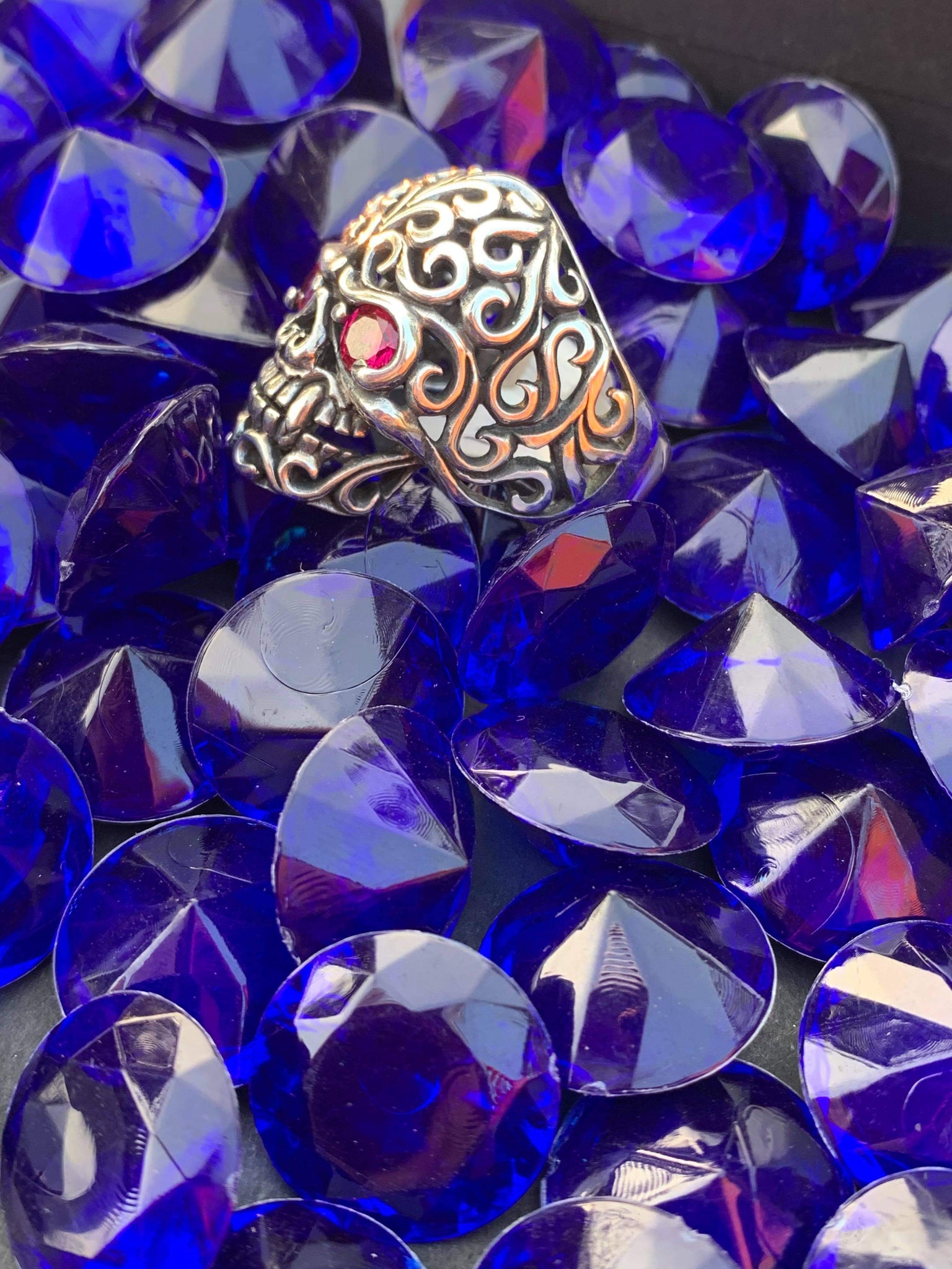 Anillo de calvera ojos rojos